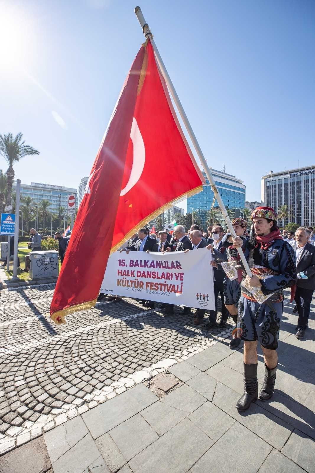 "15. Balkanlılar Halk Dansları ve Kültürü Festivali" İzmir'de başladı