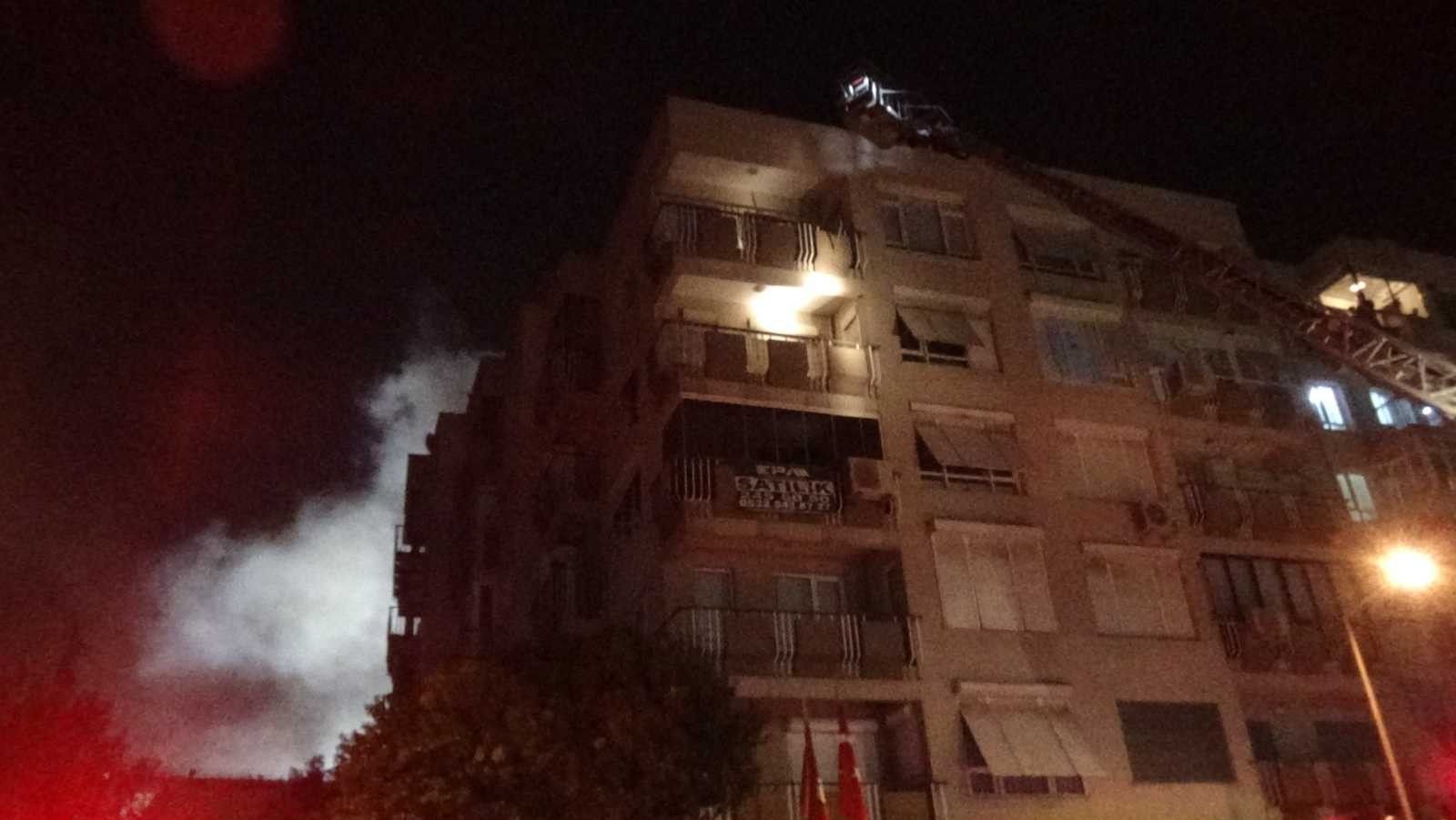 5 katlı binada yangını çıktı, Göztepe Stadı duman altında kaldı