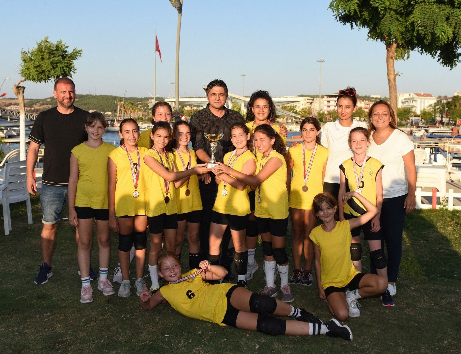Aliağa Belediyesi Spor Mini Voleybol Takımı kupa aldı