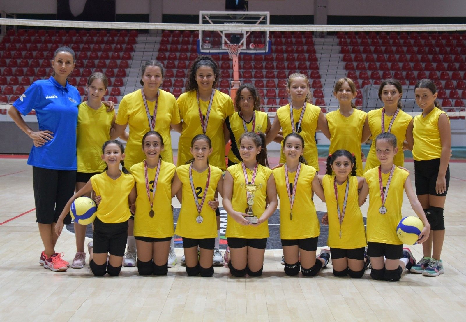 Aliağa Belediyesi Spor Mini Voleybol Takımı kupa aldı