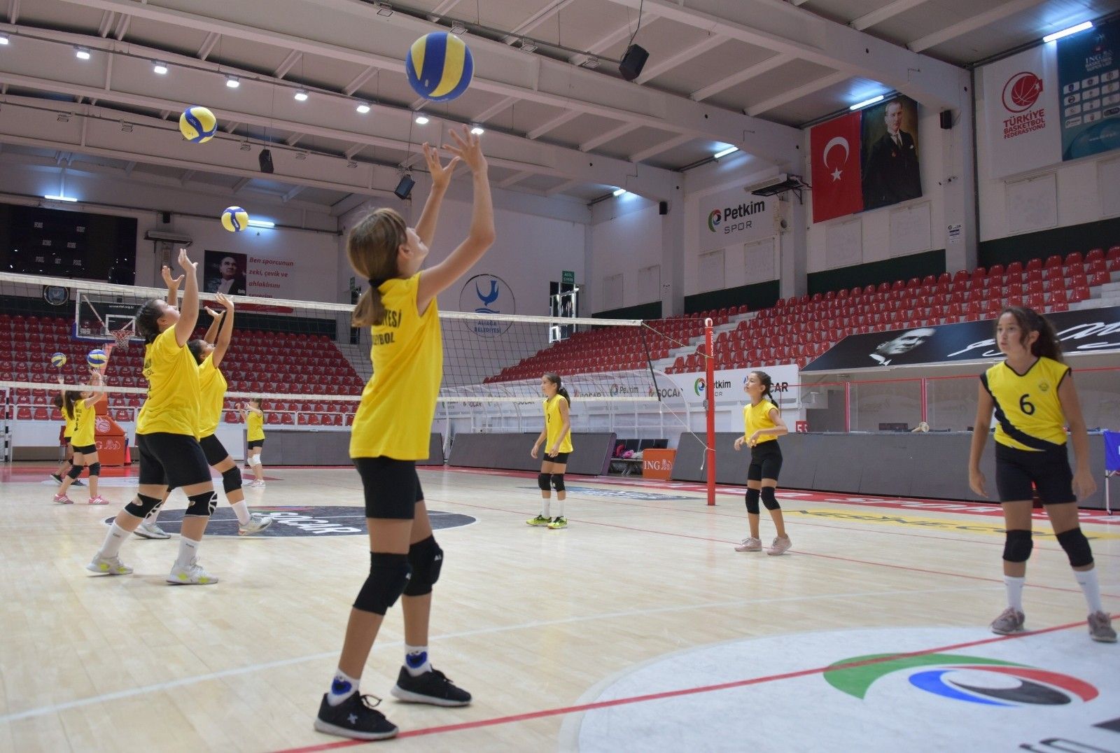 Aliağa Belediyesi Spor Mini Voleybol Takımı kupa aldı