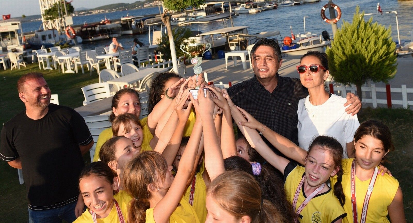 Aliağa Belediyesi Spor Mini Voleybol Takımı kupa aldı