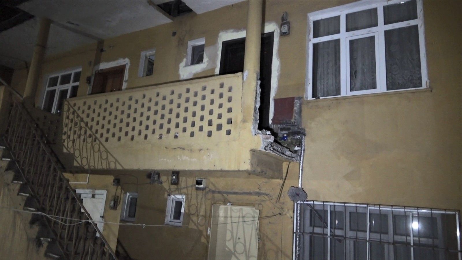 Balkon duvarı yıkıldı, 6 metreden düştüler