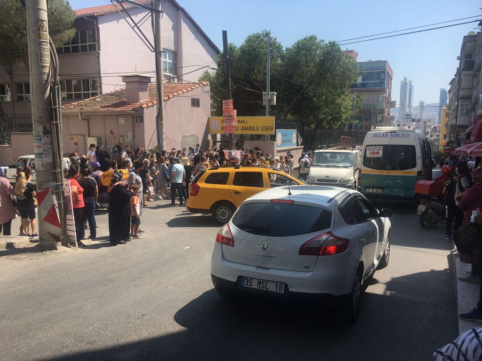 Bayraklı'da öğrenci velilerinden trafik tepkisi