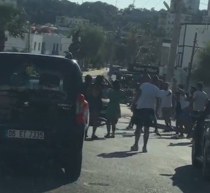 Beyzbol sopalı kavgada cadde savaş alanına döndü