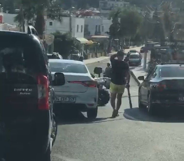 Beyzbol sopalı kavgada cadde savaş alanına döndü