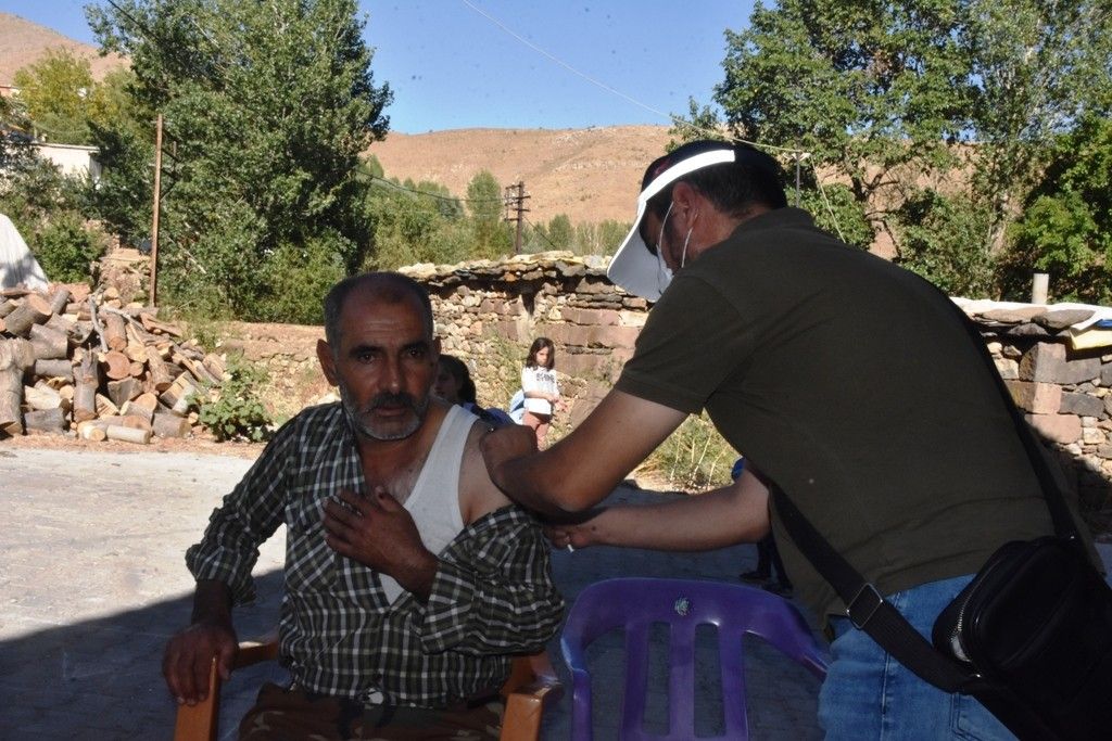 Camiye giren kadın sağlıkçı aşı anonsu yaptı