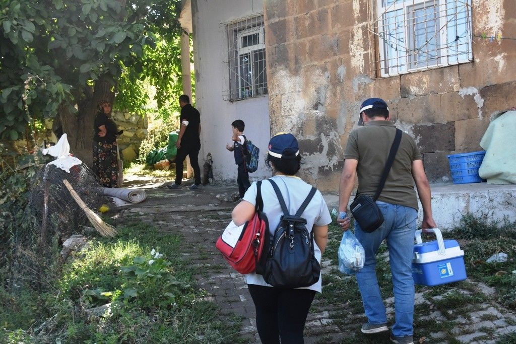Camiye giren kadın sağlıkçı aşı anonsu yaptı