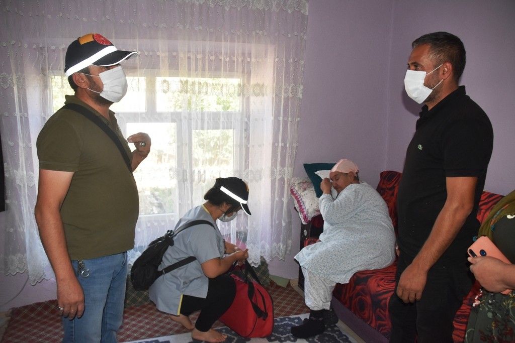 Camiye giren kadın sağlıkçı aşı anonsu yaptı