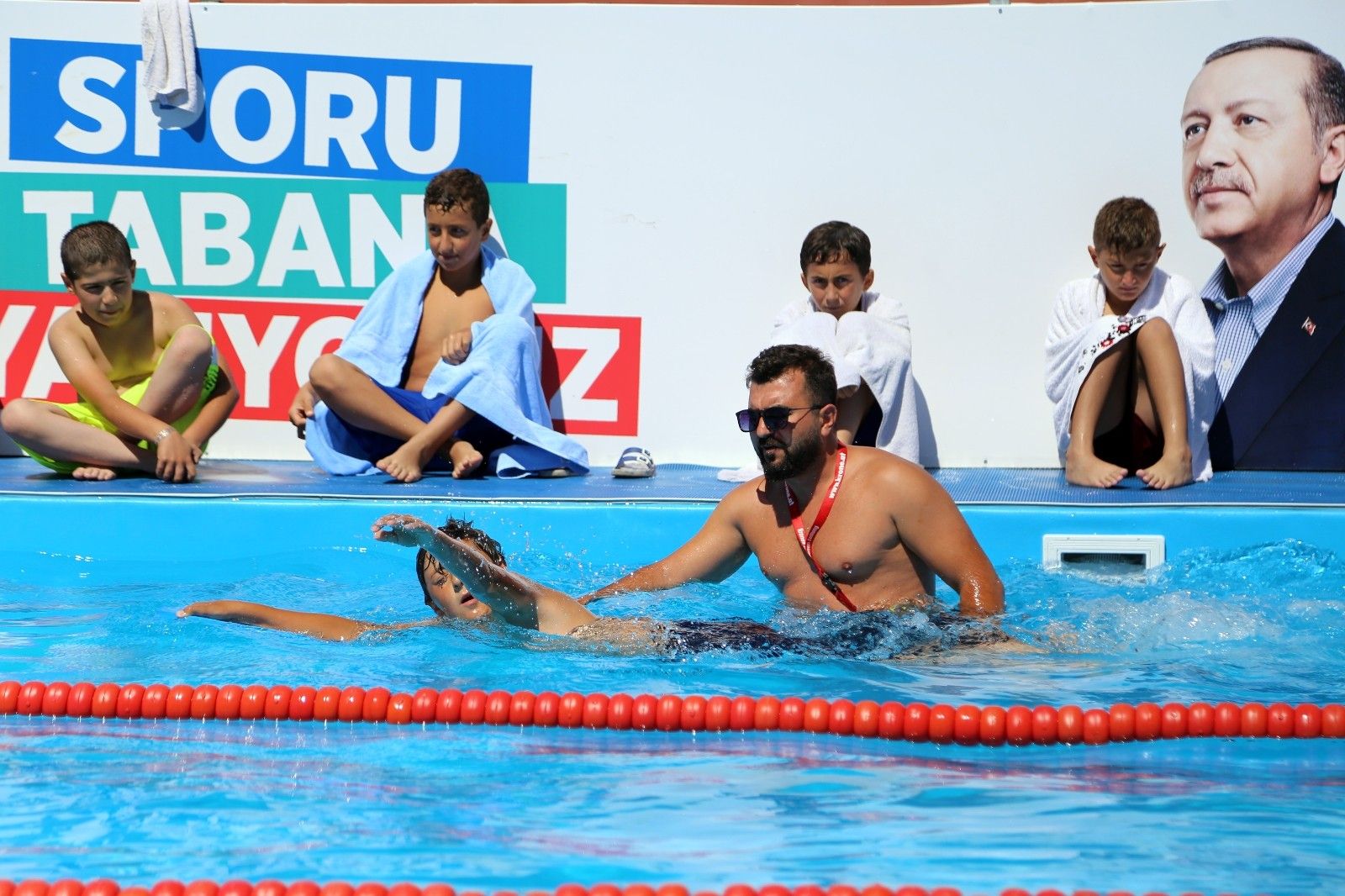 Çocuklar için 40 günde yüzme havuzu kuruldu
