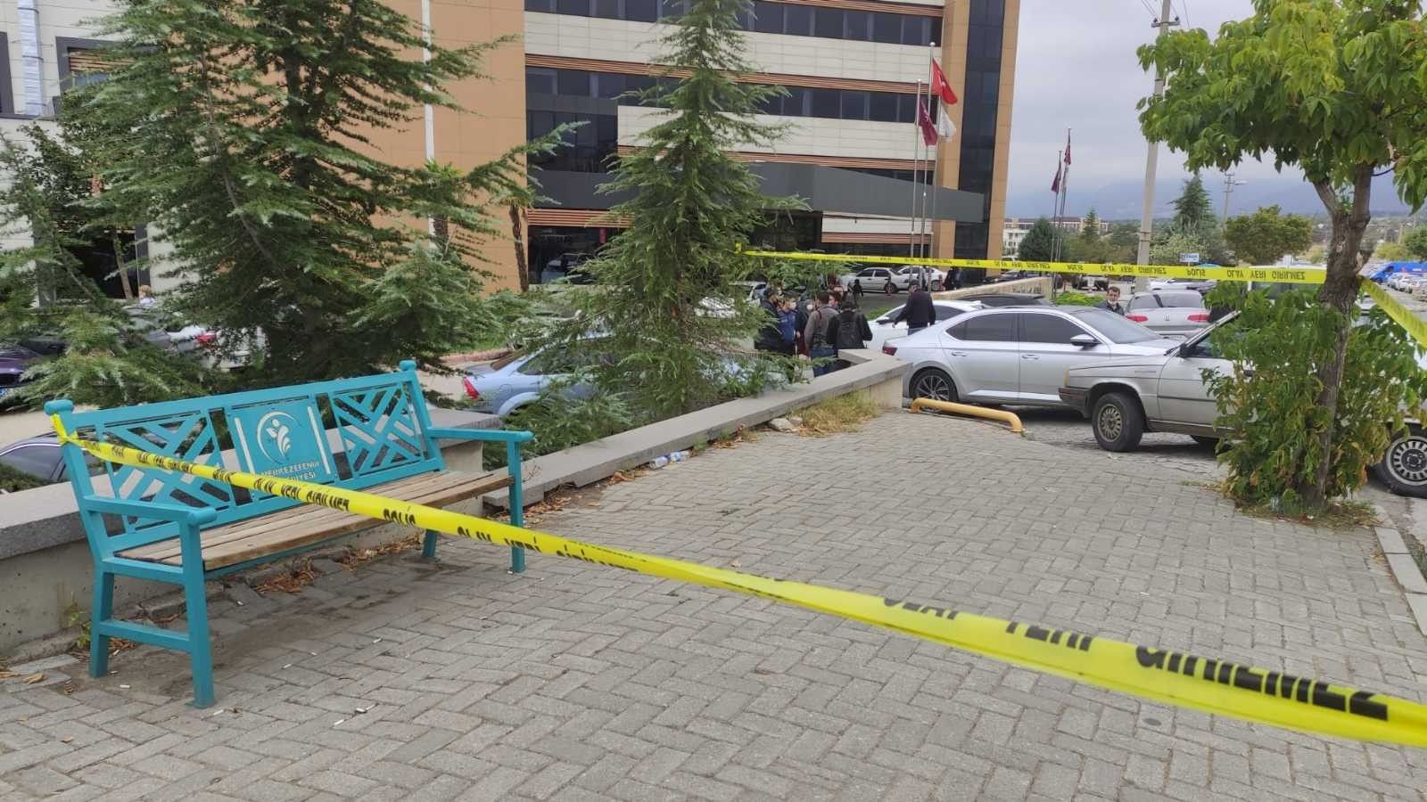 Hastanede doktorun bacağına bıçak sapladı