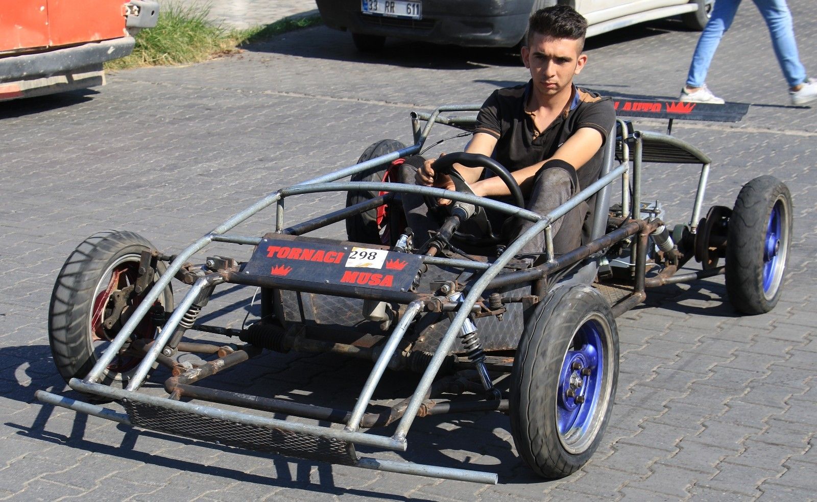 Hayal etti, 3 yılda kendi arabasını yaptı
