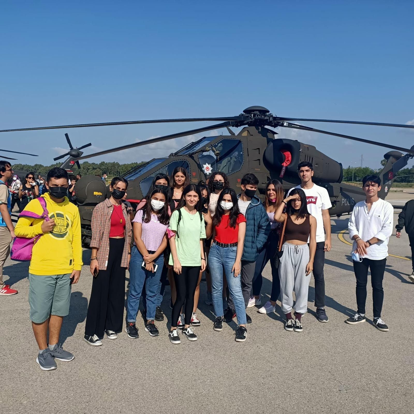Helikopterler öğrenciler için havalandı
