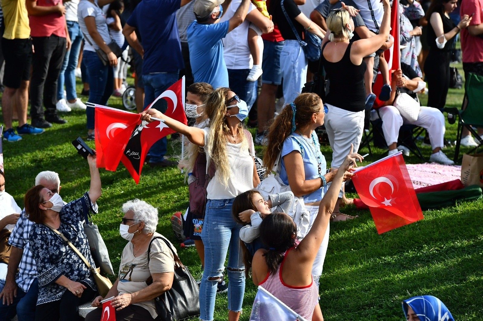 İzmir semalarında nefes kesen gösteri