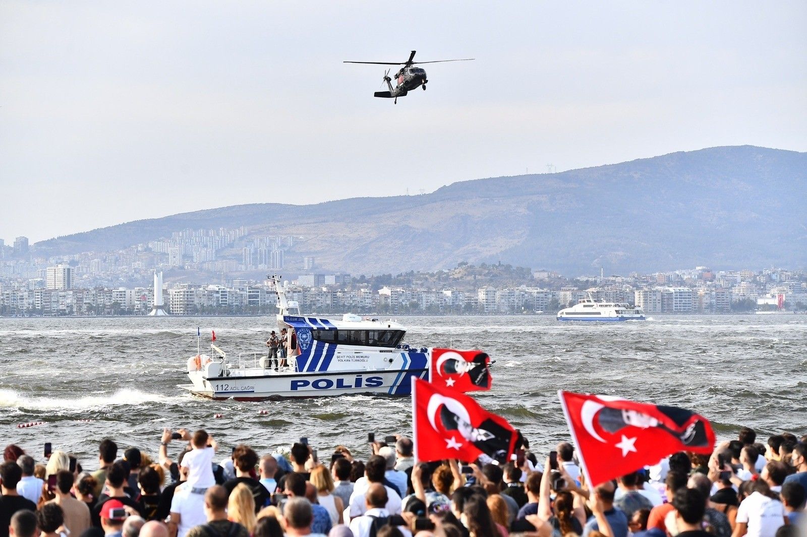 İzmir semalarında nefes kesen gösteri