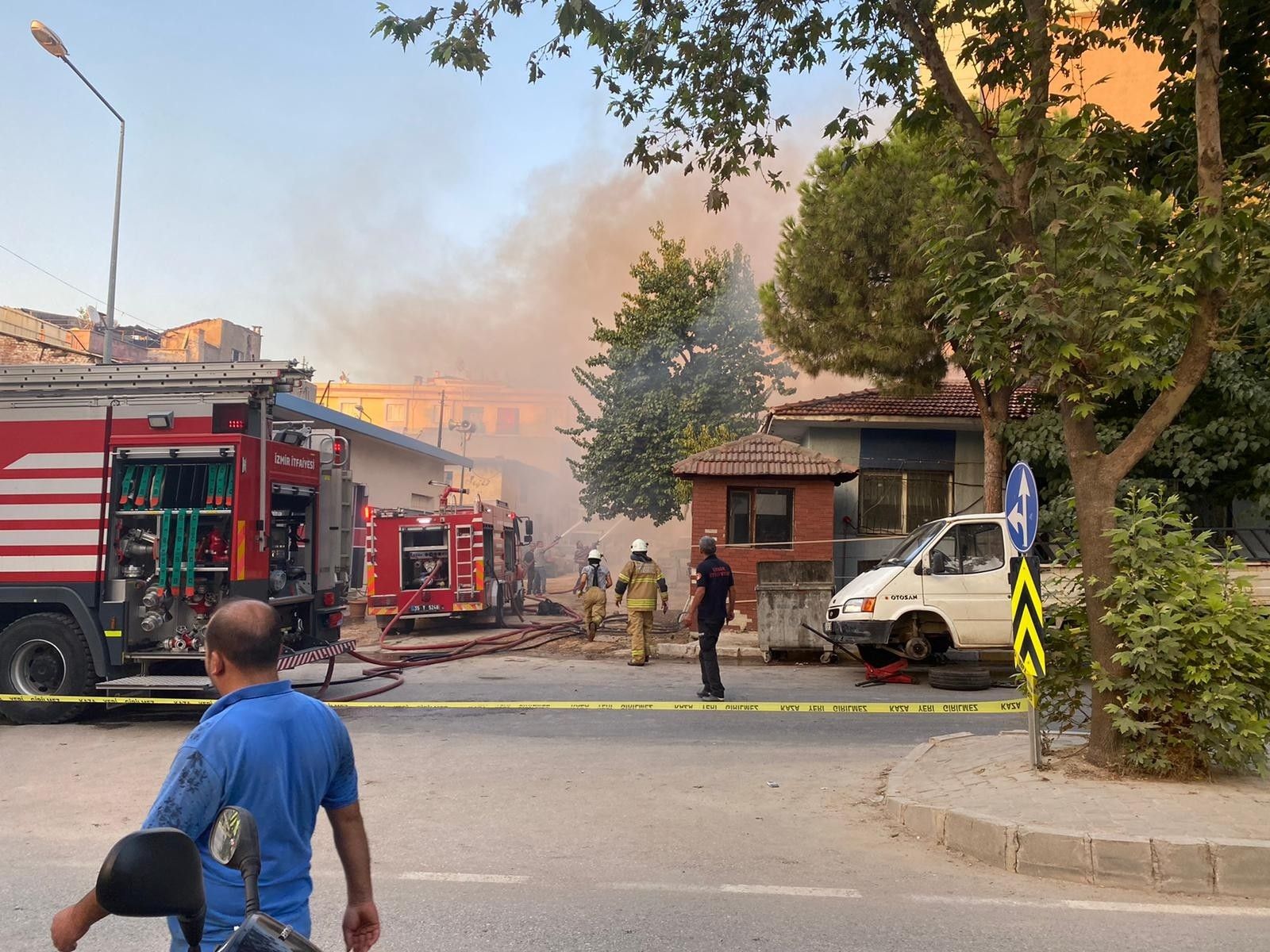 İzmir'de korkunç olay: Çatı çöktü, itfaiye eri alevlerin içine düştü