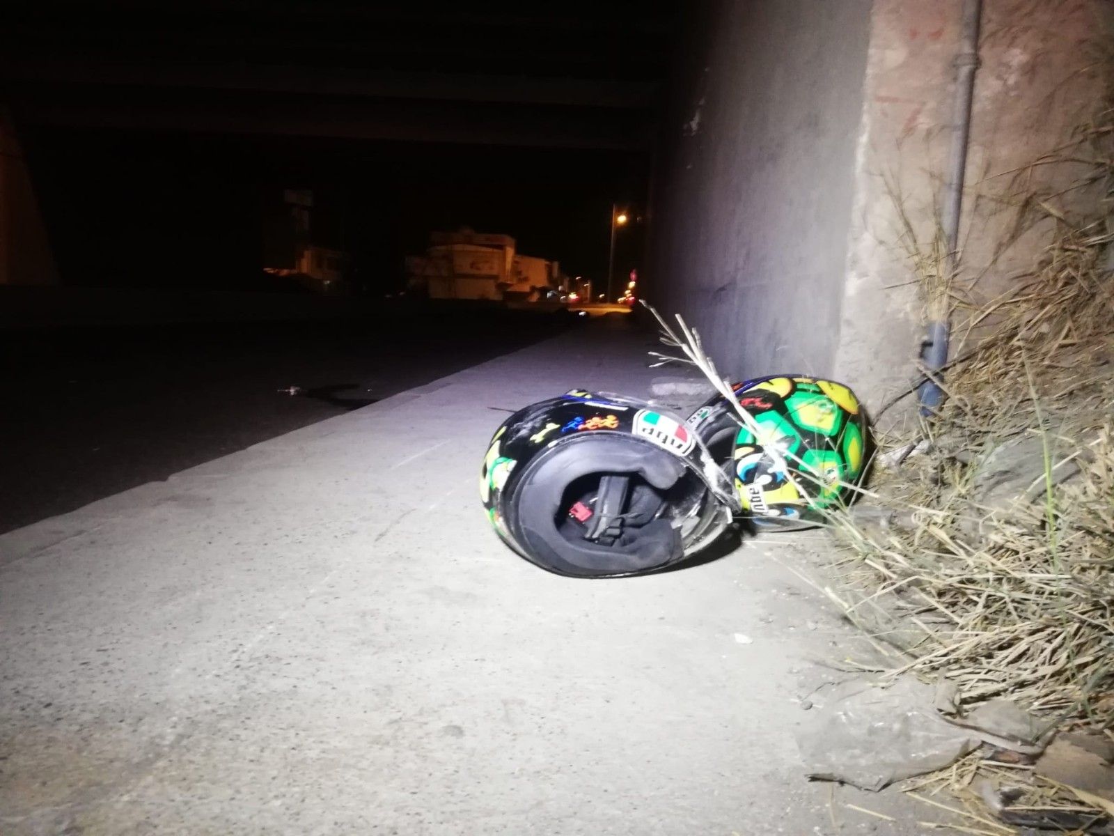 İzmir'de motosiklet kaldırıma çarptı: 1 ölü