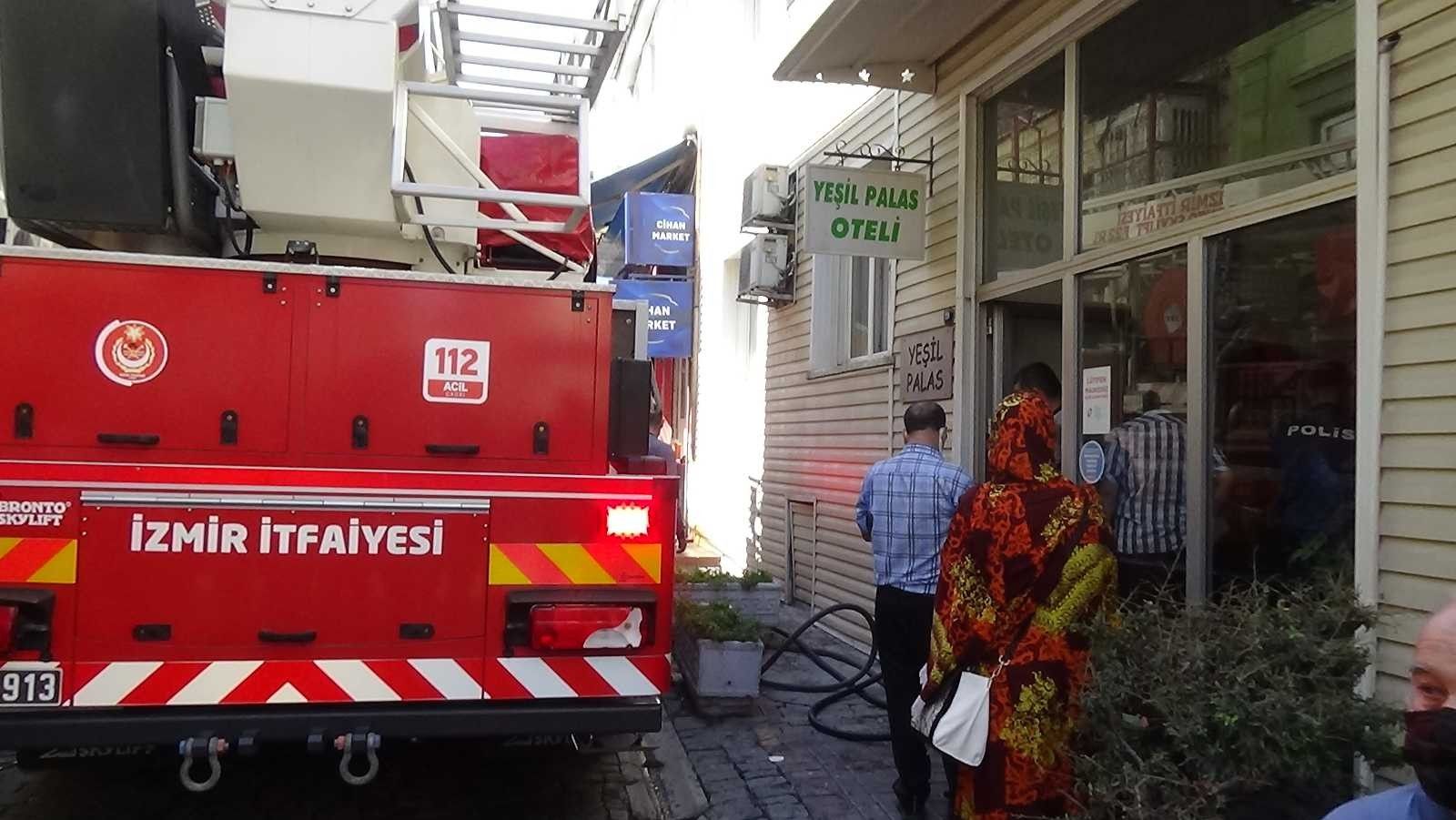 İzmir'de otelde yangın çıktı, dumandan 3 kişi etkilendi