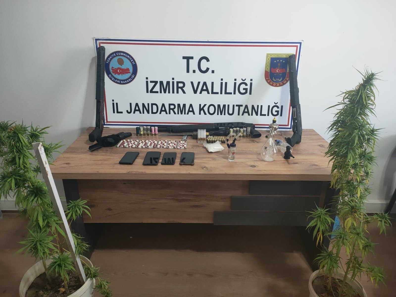 İzmir'den uyuşturucuya geçit yok: 12 gözaltı