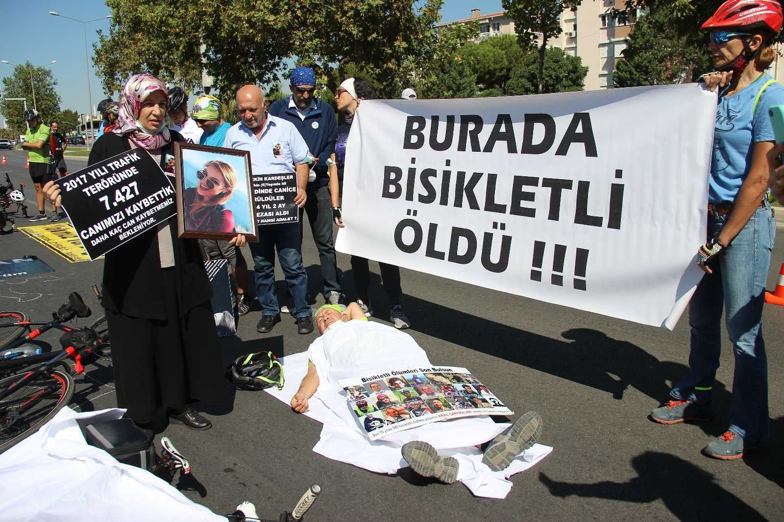 İzmirli bisikletçiler kefenli eylem yaptı