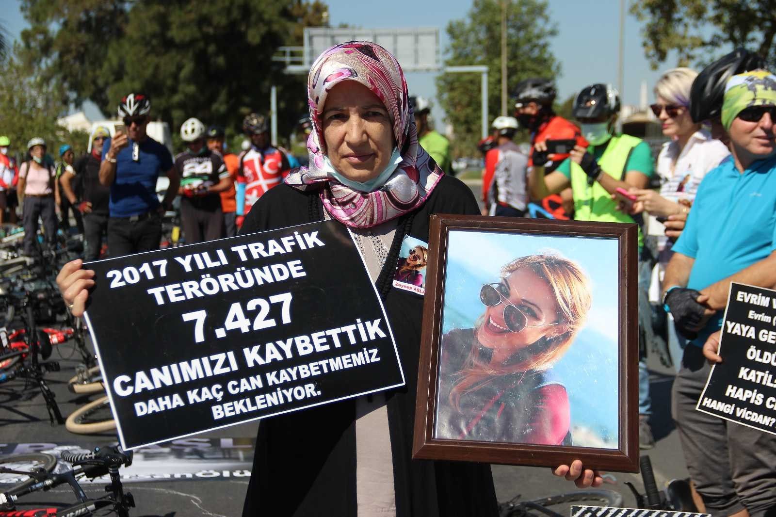 İzmirli bisikletçiler kefenli eylem yaptı