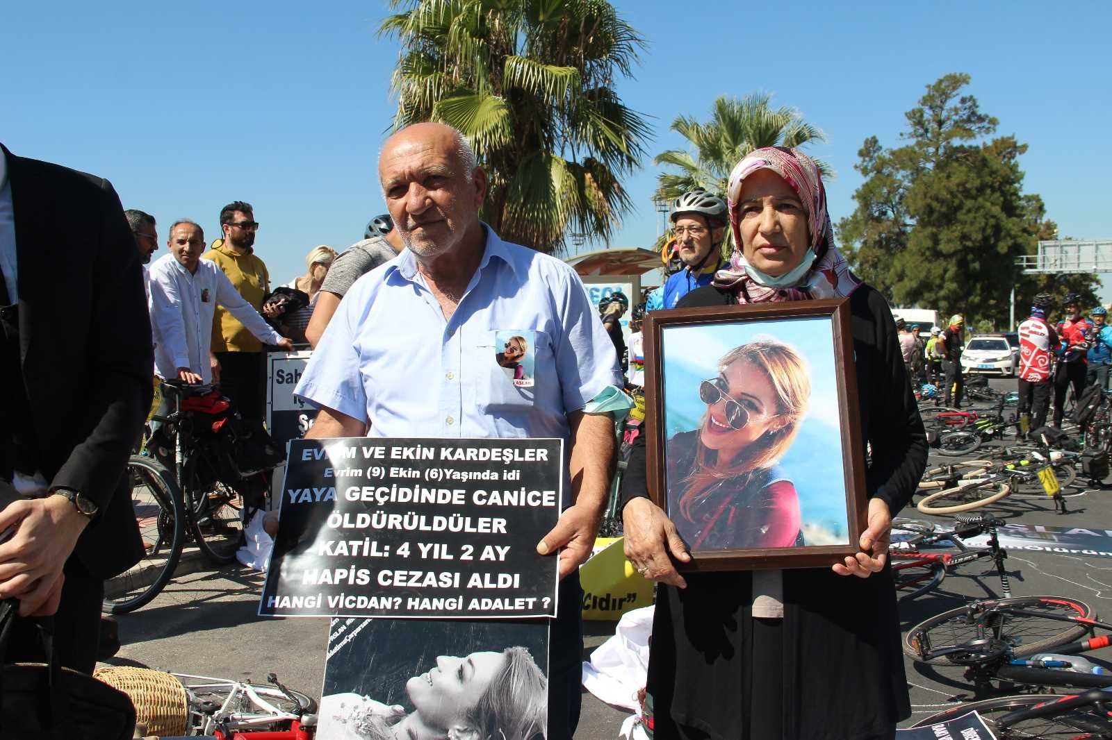 İzmirli bisikletçiler kefenli eylem yaptı