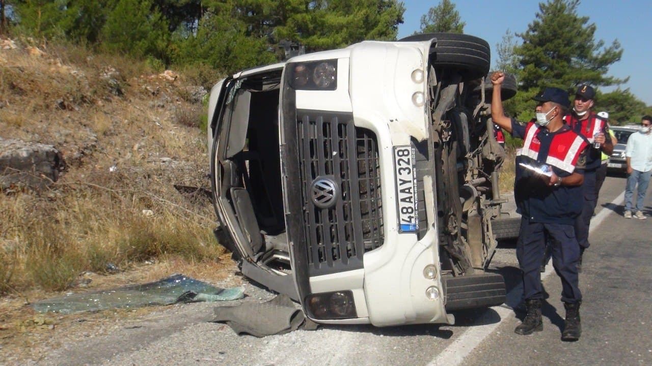 Tur otobüsü öğrenci servisine çarptı