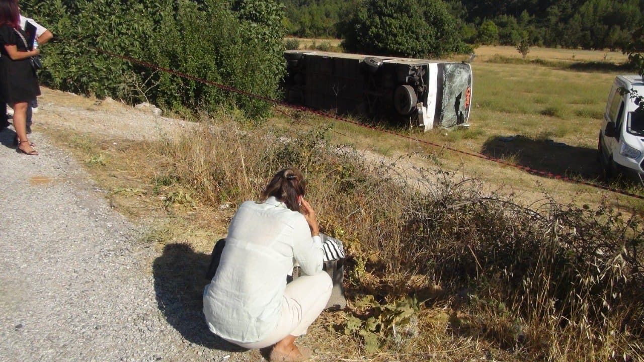 Tur otobüsü öğrenci servisine çarptı