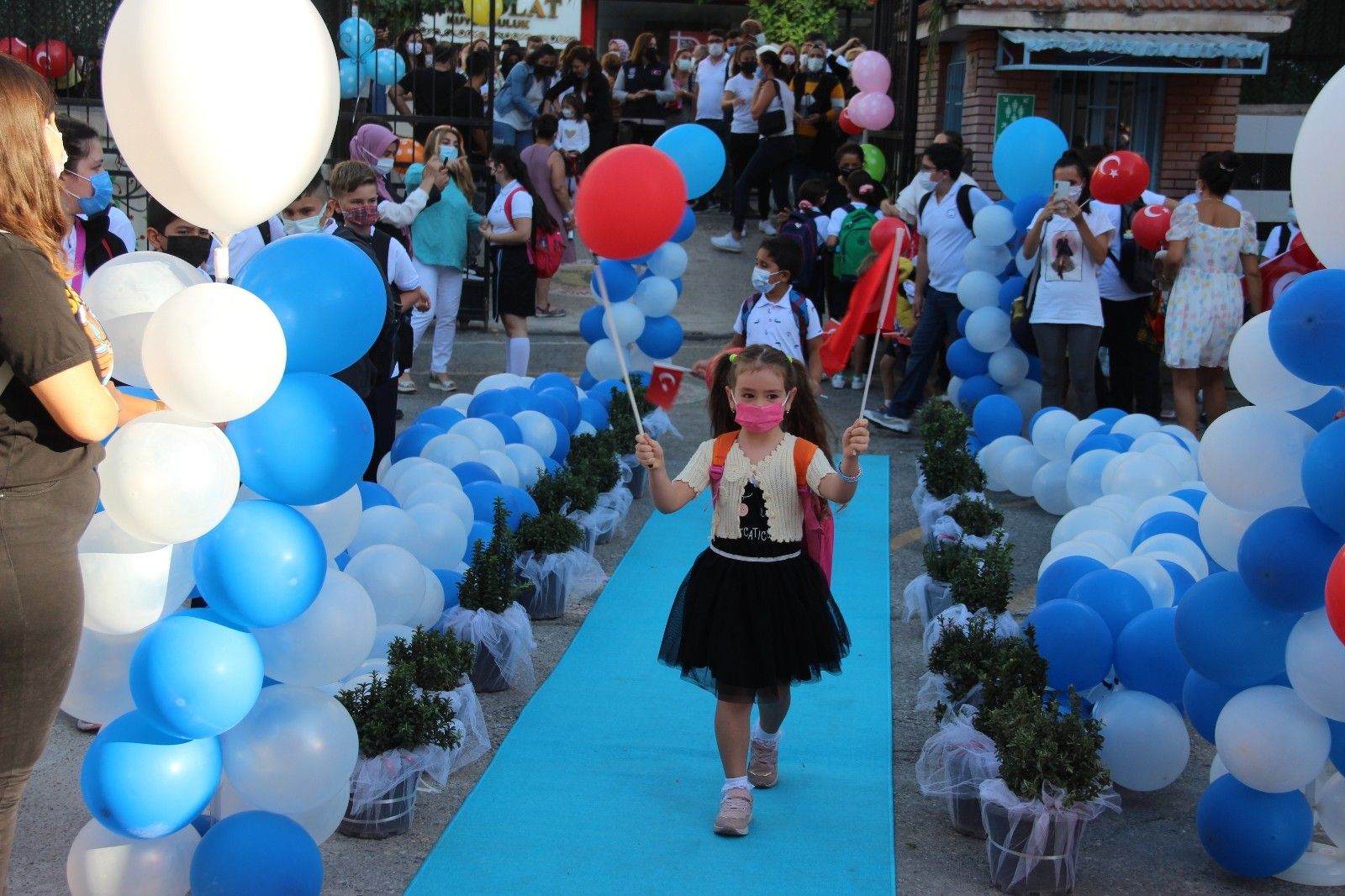 Öğrencilerini balonlar ve konfetilerle karşıladı