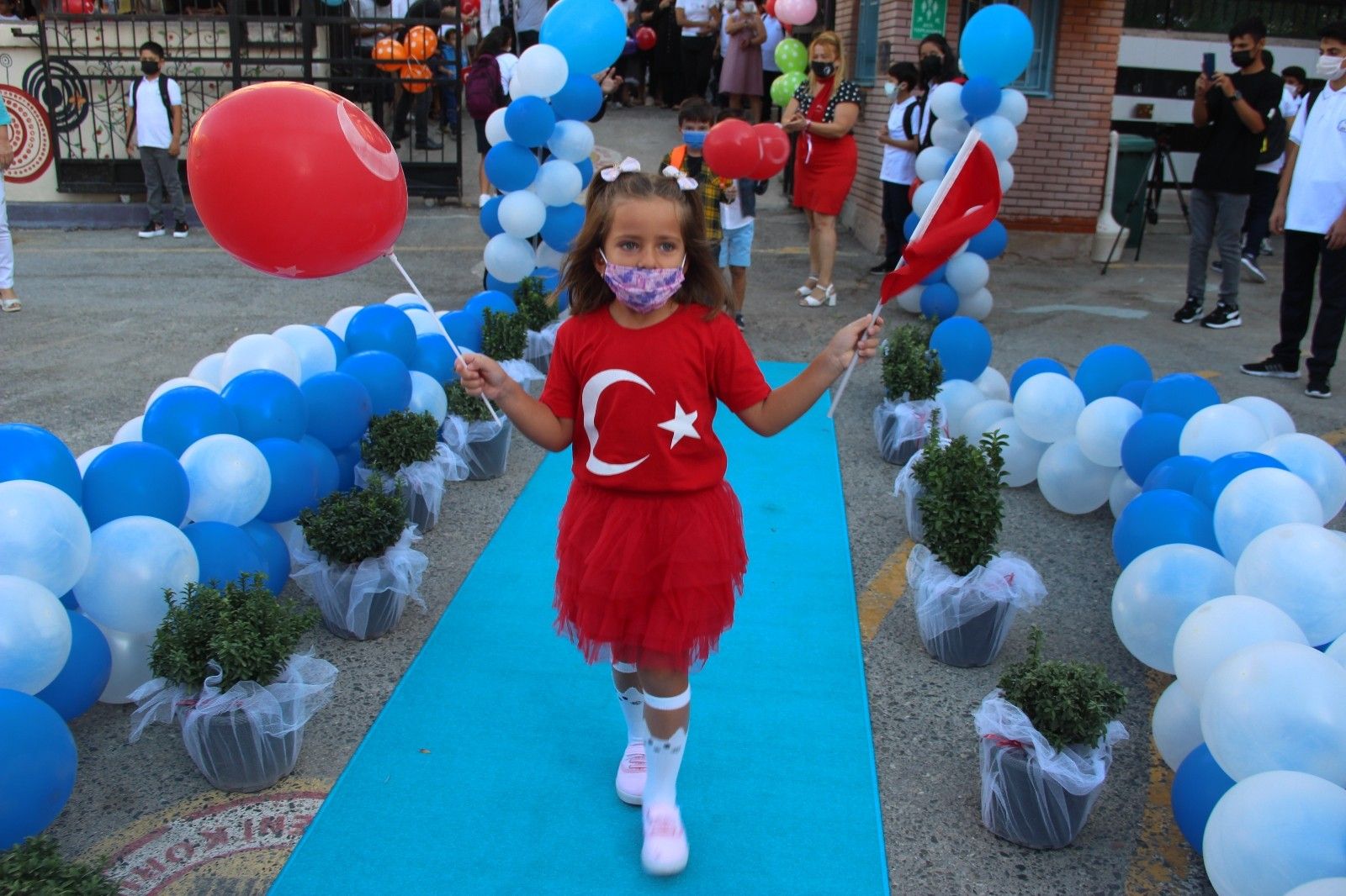 Öğrencilerini balonlar ve konfetilerle karşıladı