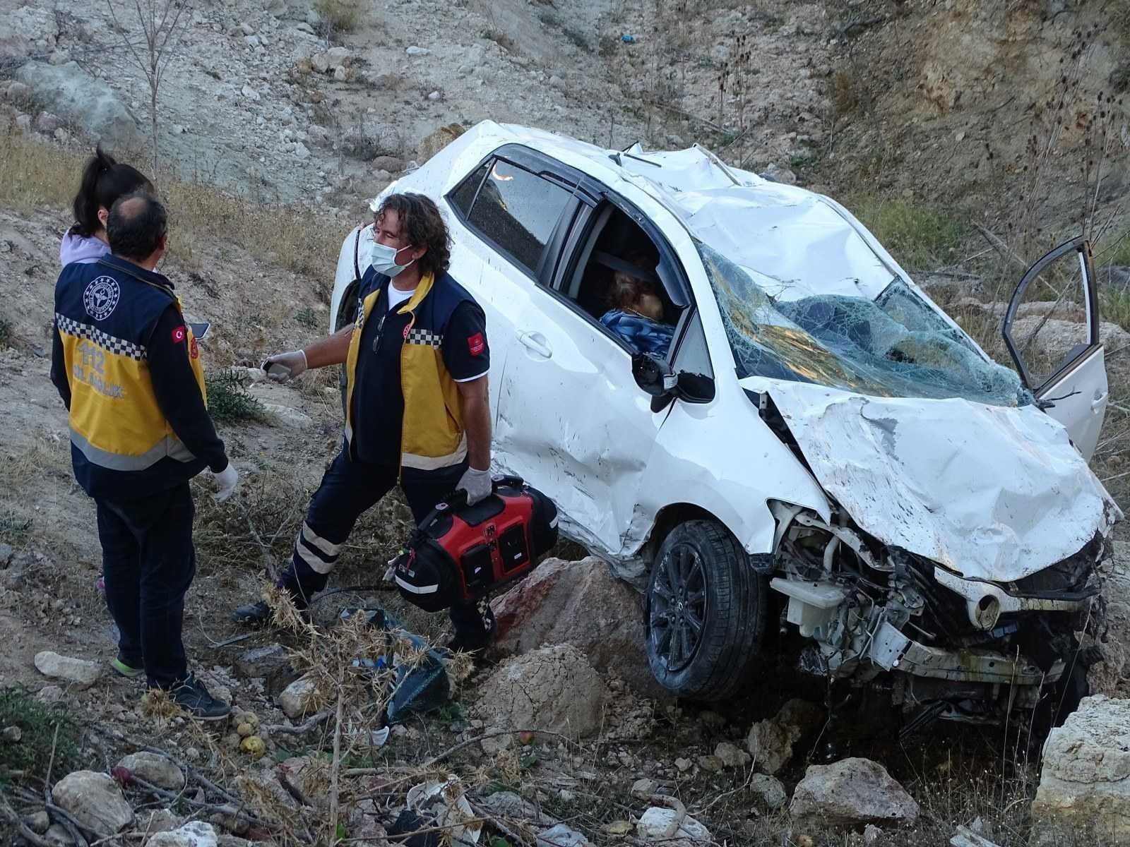 Otomobil uçuruma yuvarlandı: 1 ölü, 1 yaralı