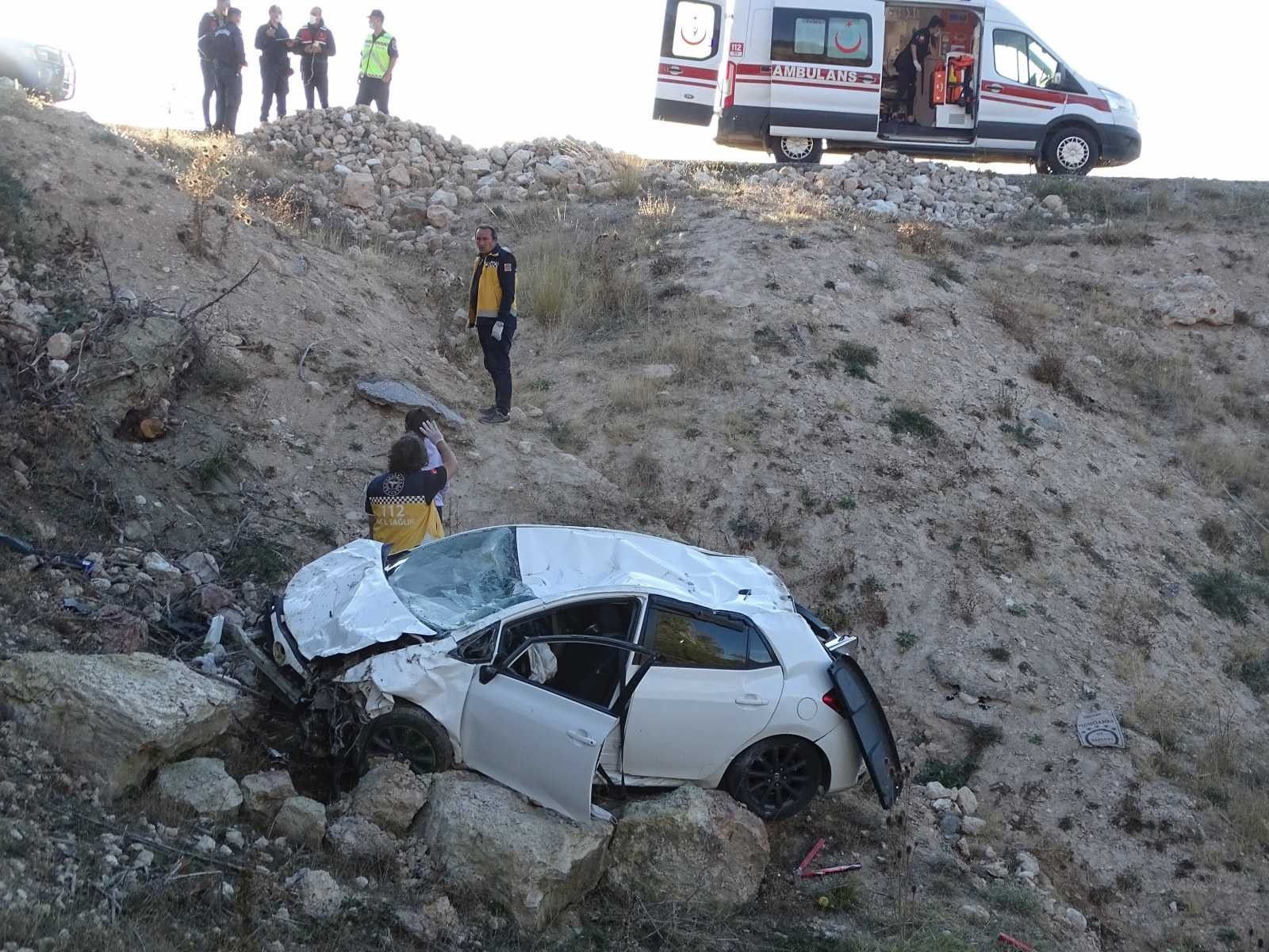 Otomobil uçuruma yuvarlandı: 1 ölü, 1 yaralı