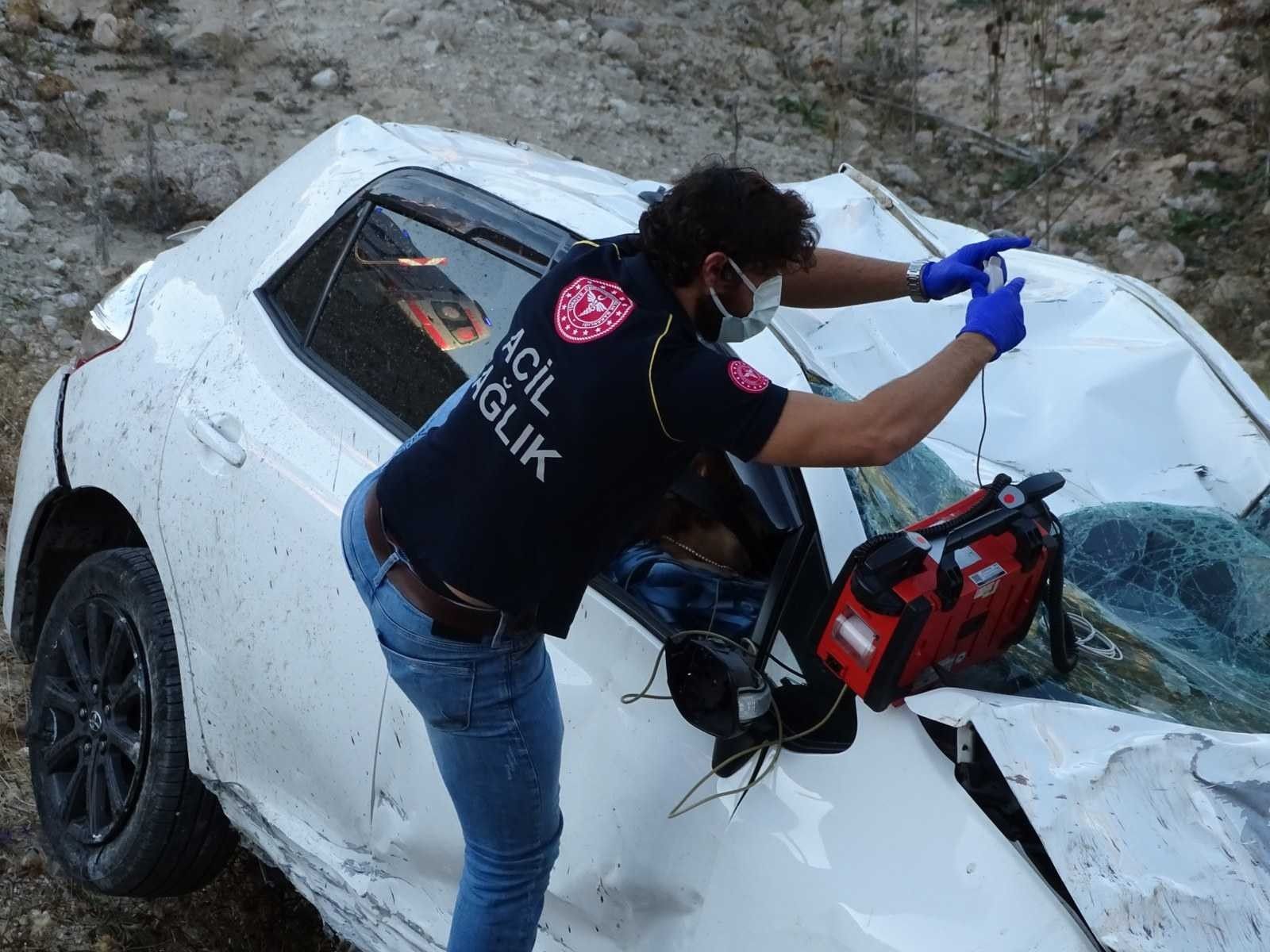 Otomobil uçuruma yuvarlandı: 1 ölü, 1 yaralı