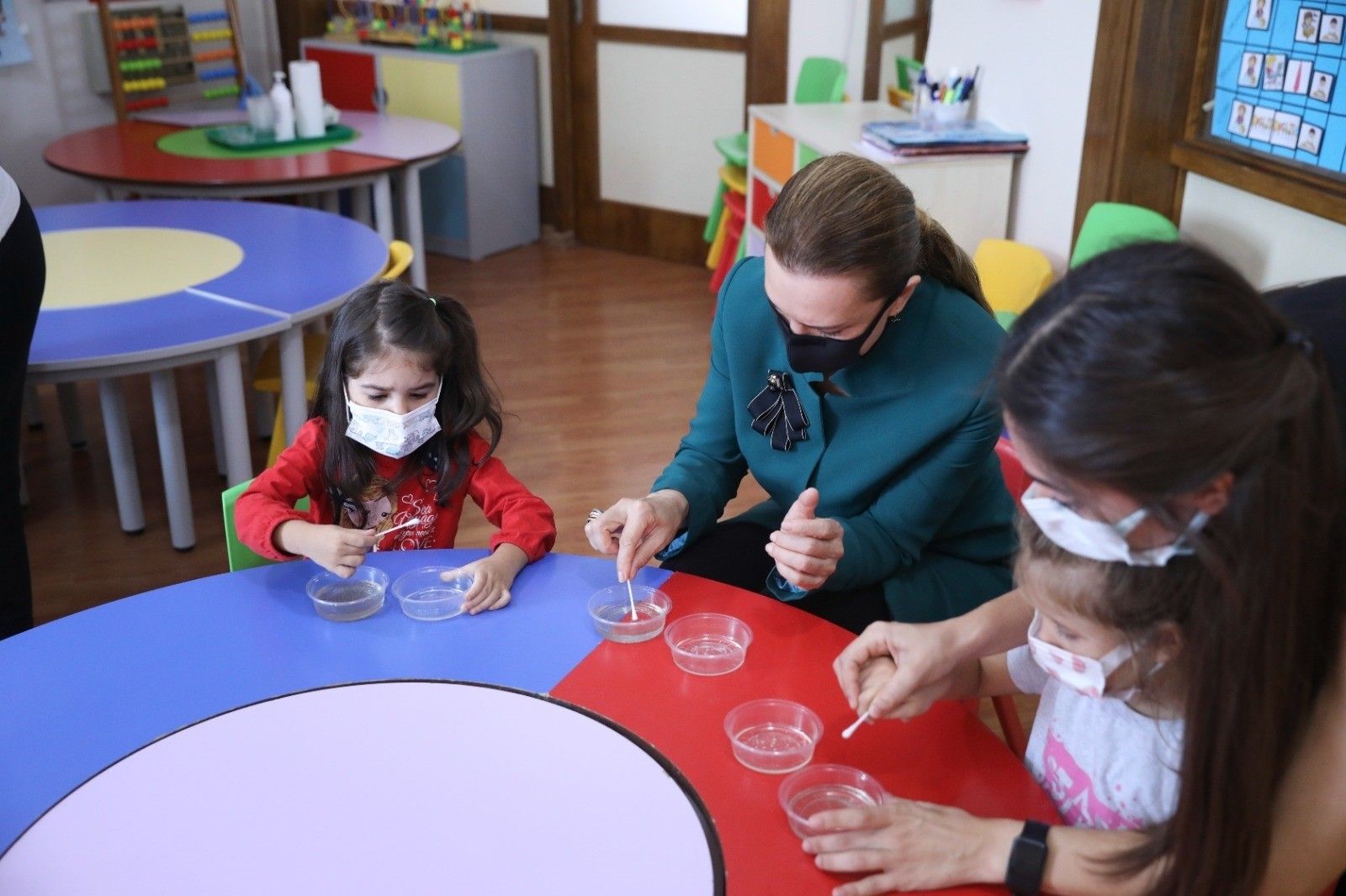 Rektör Hotar, minik öğrencilerin sevincine ortak oldu