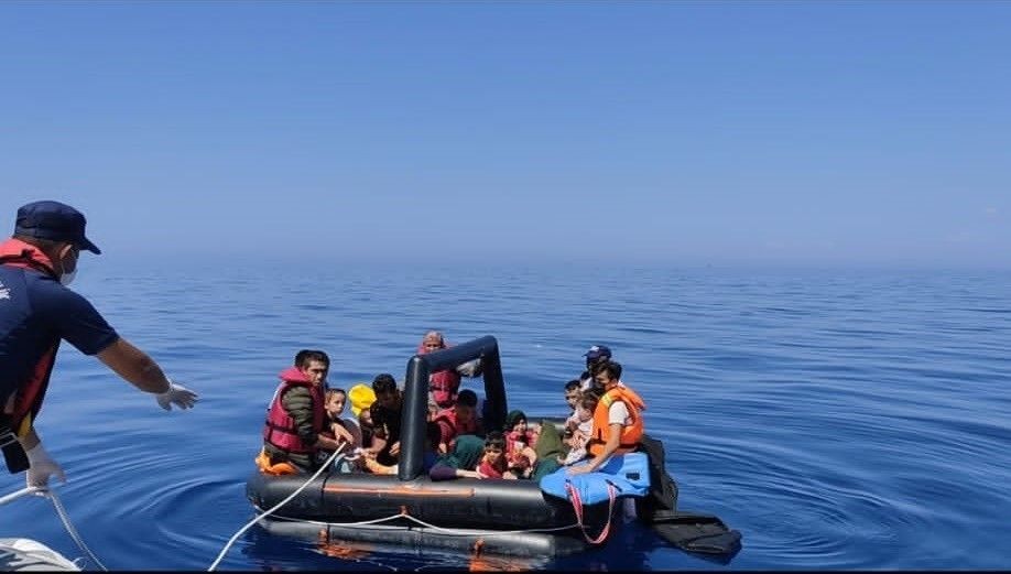 Türk karasularına itilen 172 göçmen İzmir'de kurtarıldı