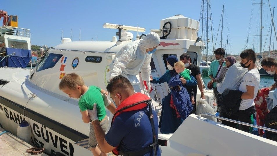 Türk karasularına itilen 172 göçmen İzmir'de kurtarıldı