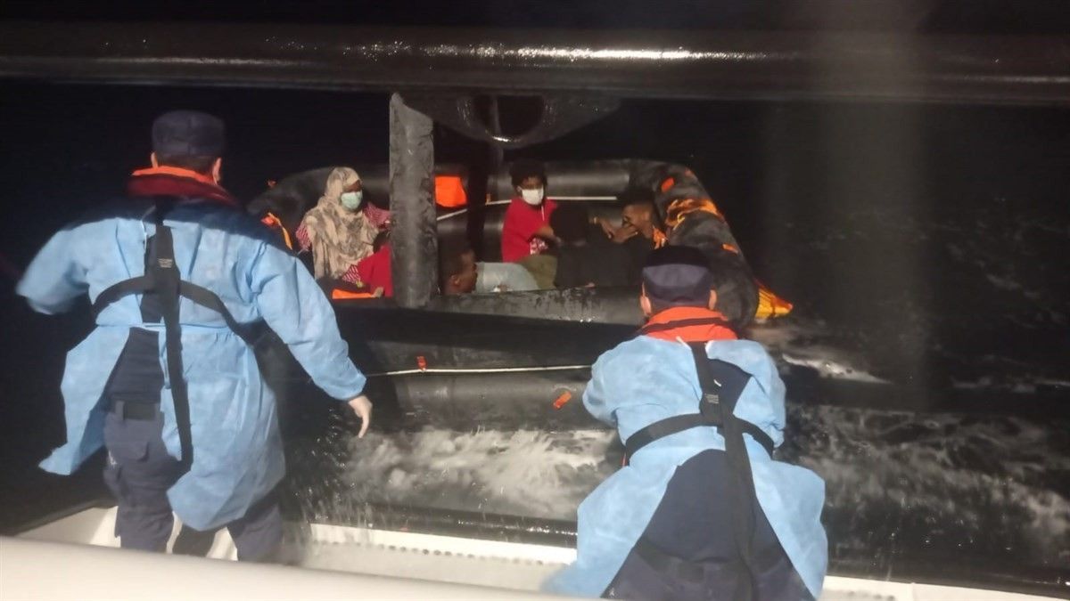 Türk karasularına itilen 172 göçmen İzmir'de kurtarıldı