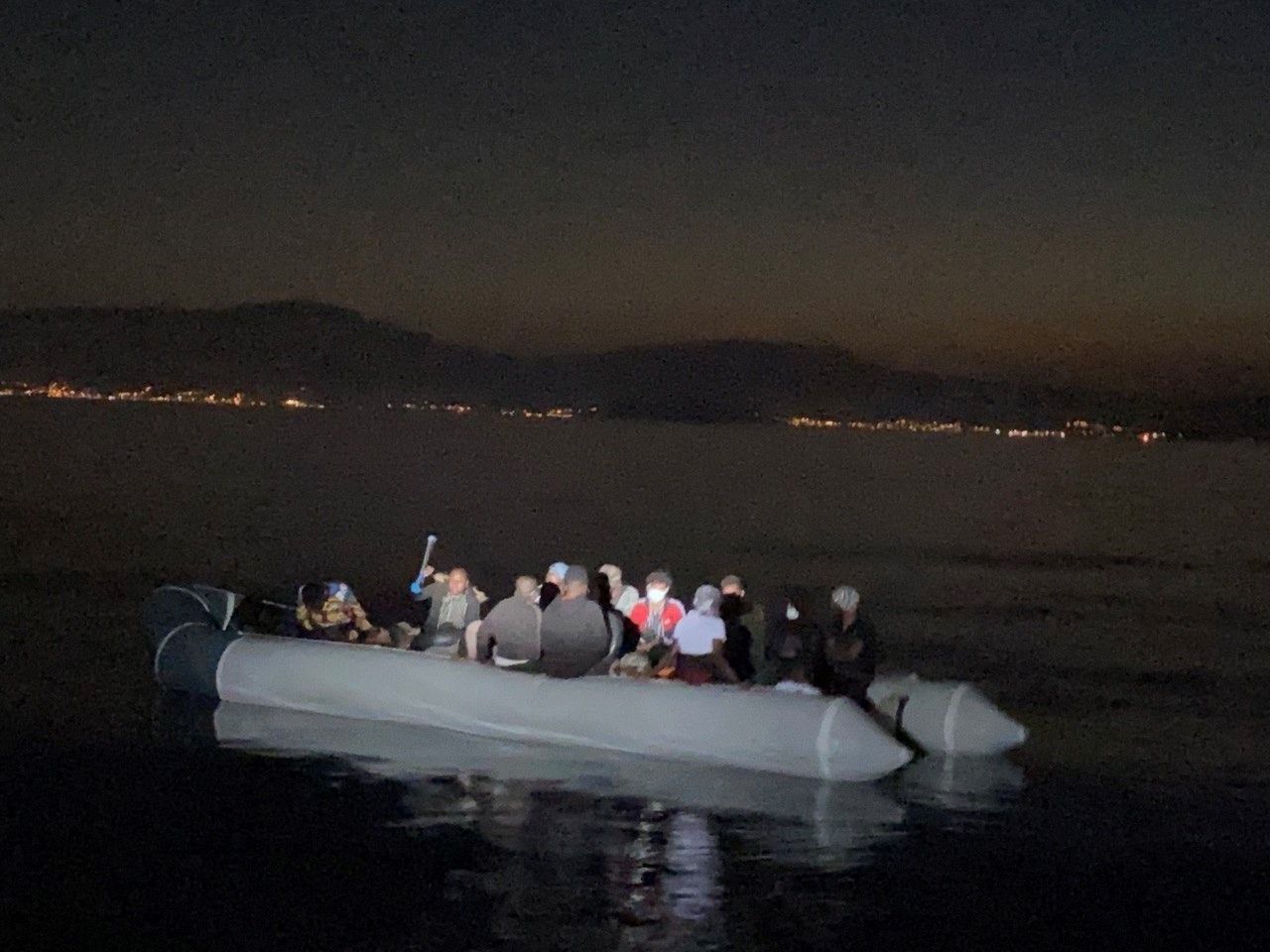 Türk karasularına itilen 172 göçmen İzmir'de kurtarıldı