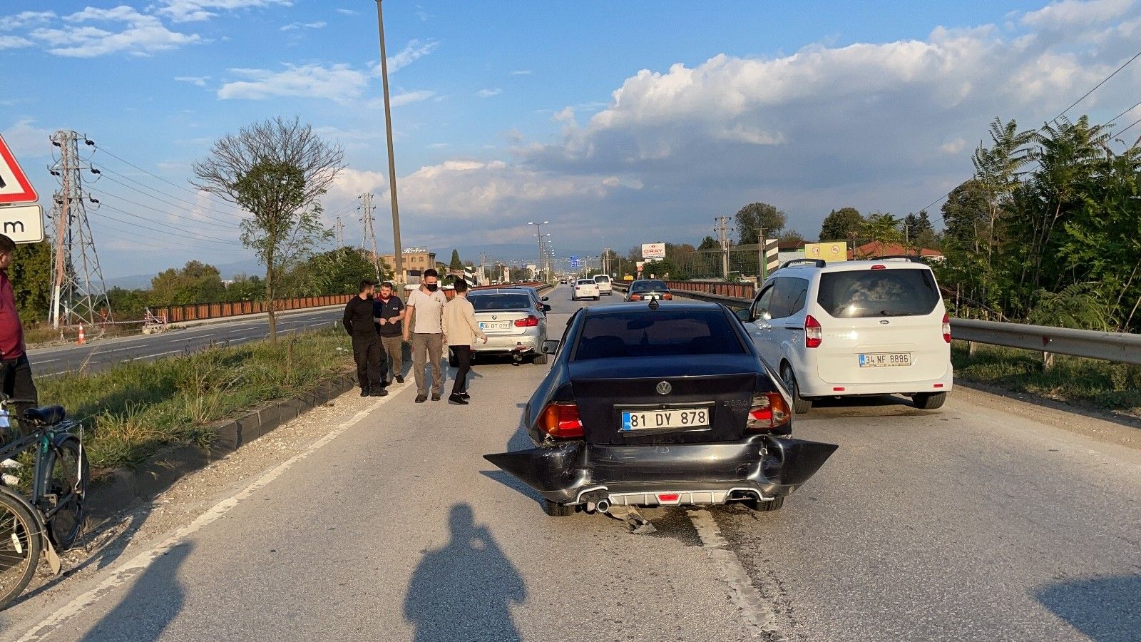 Zincirleme kazada tıkanan yol başka kazalara neden oldu
