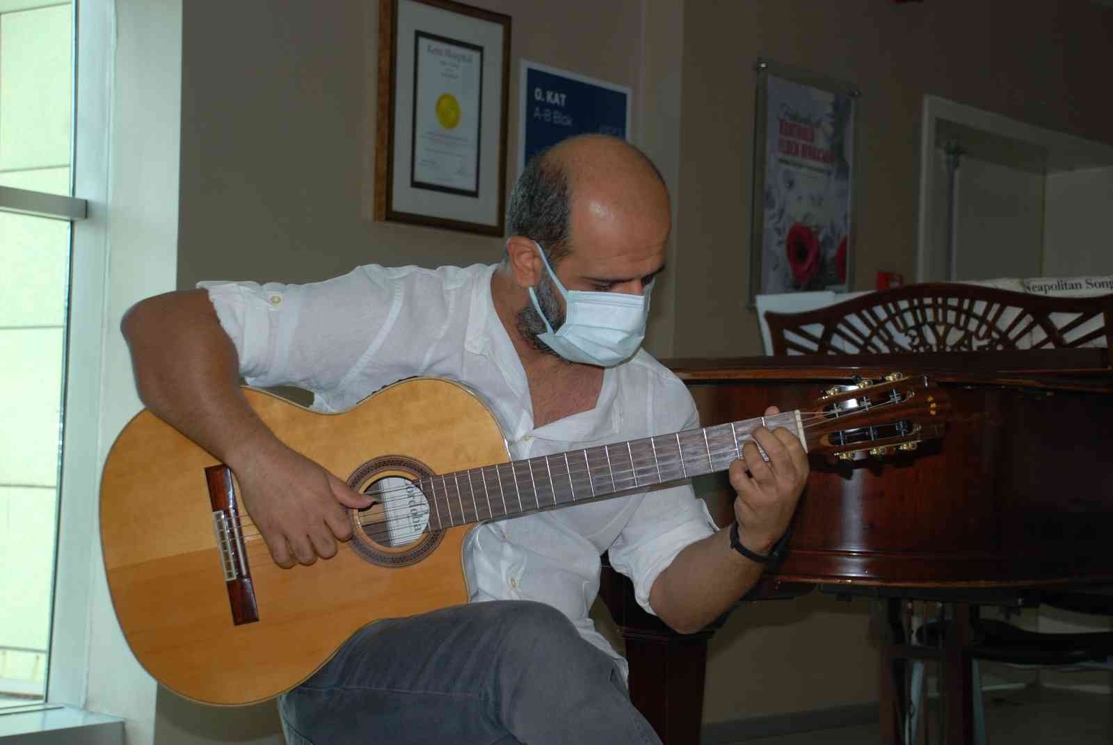 Ameliyattan sonra gitar çalarak doktoruna resital verdi