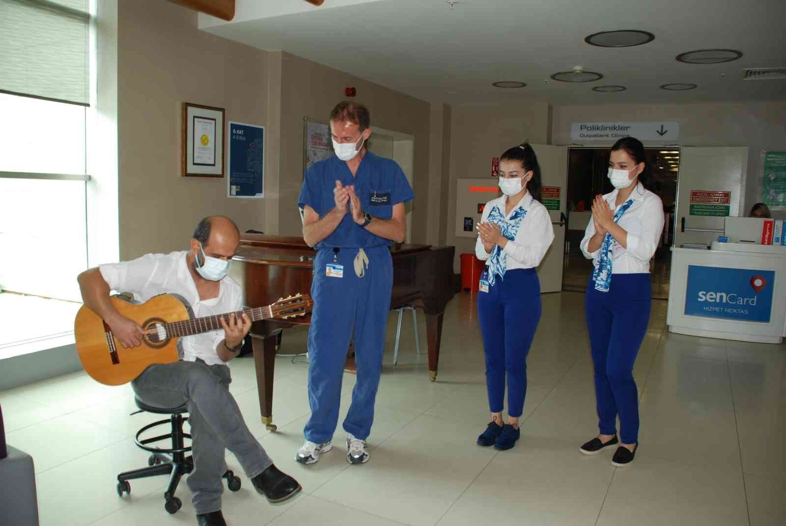 Ameliyattan sonra gitar çalarak doktoruna resital verdi
