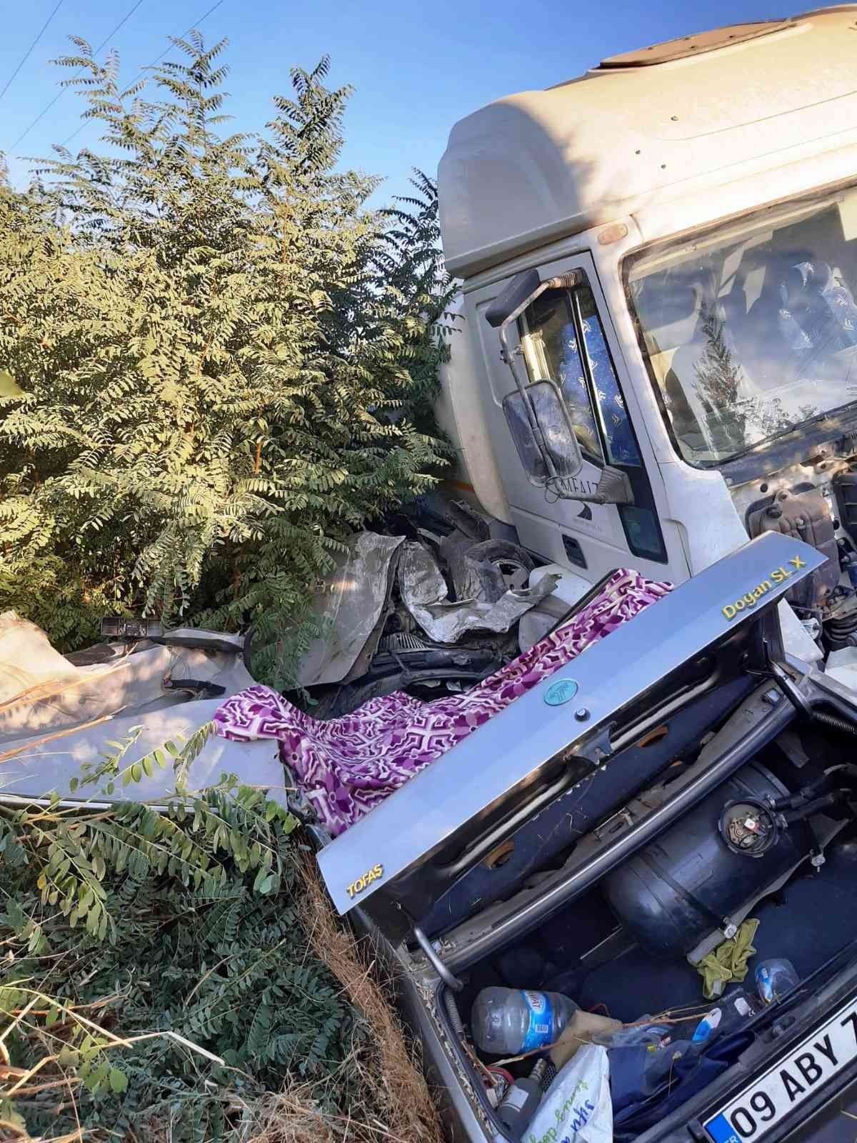 Anne ve oğlu trafik kazasında hayatını kaybetti