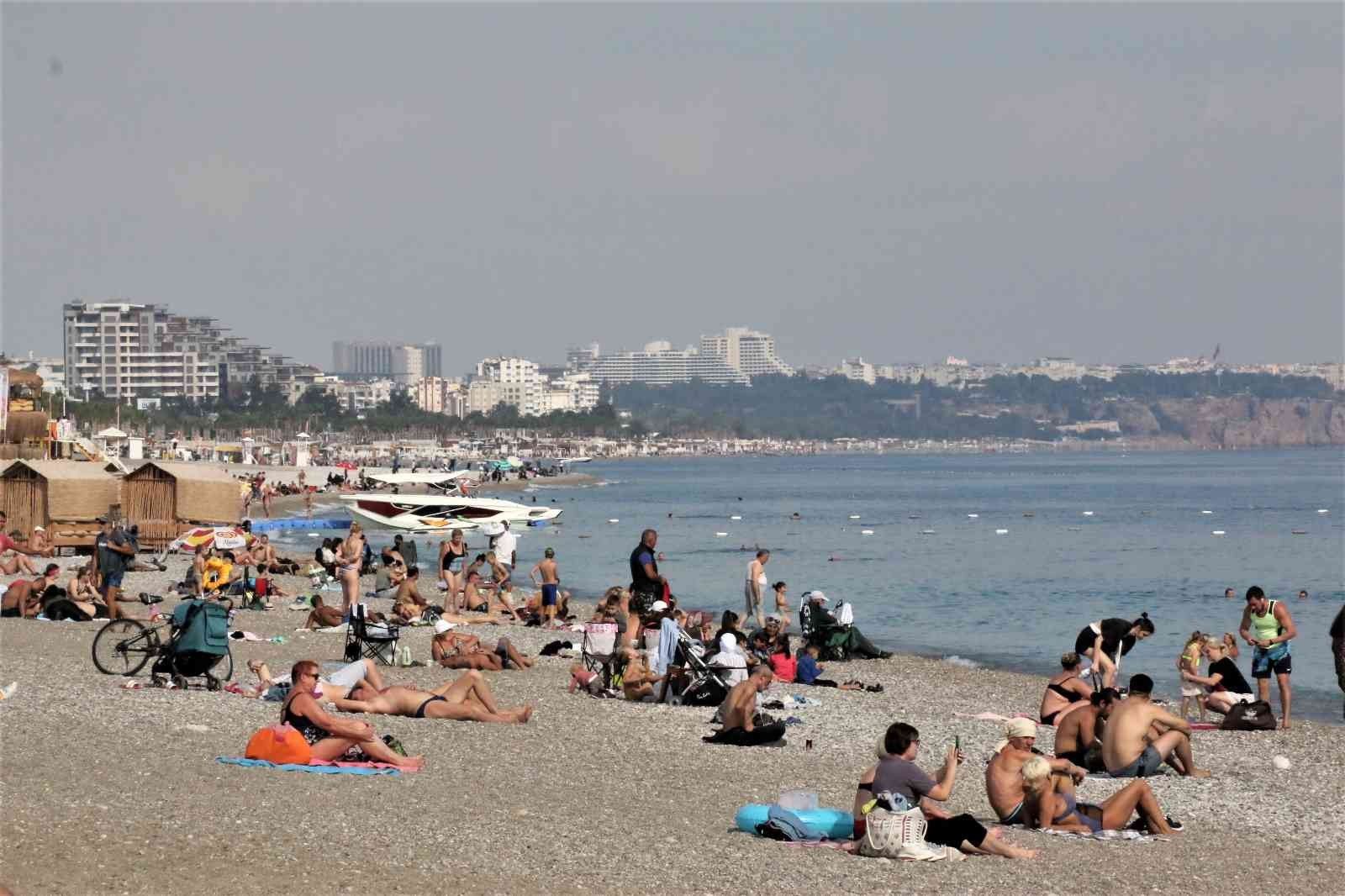 Antalya'da yaz ve kış! Yüksekte kar, sahilde güneş