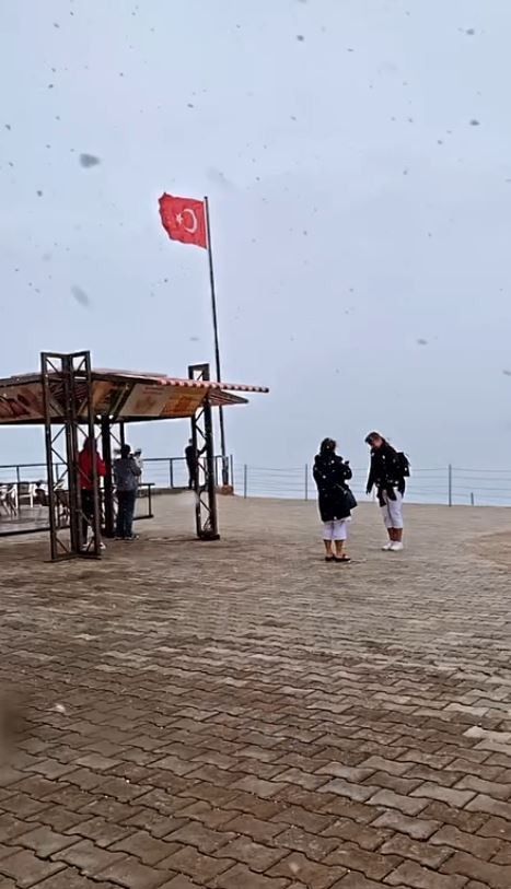 Antalya'ya mevsimin ilk karı düştü