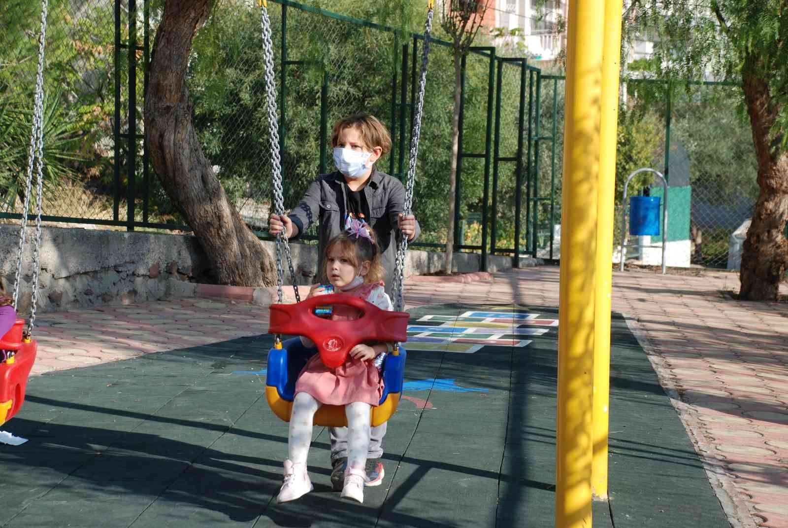 Ayda ve ailesi birbirine tutundu