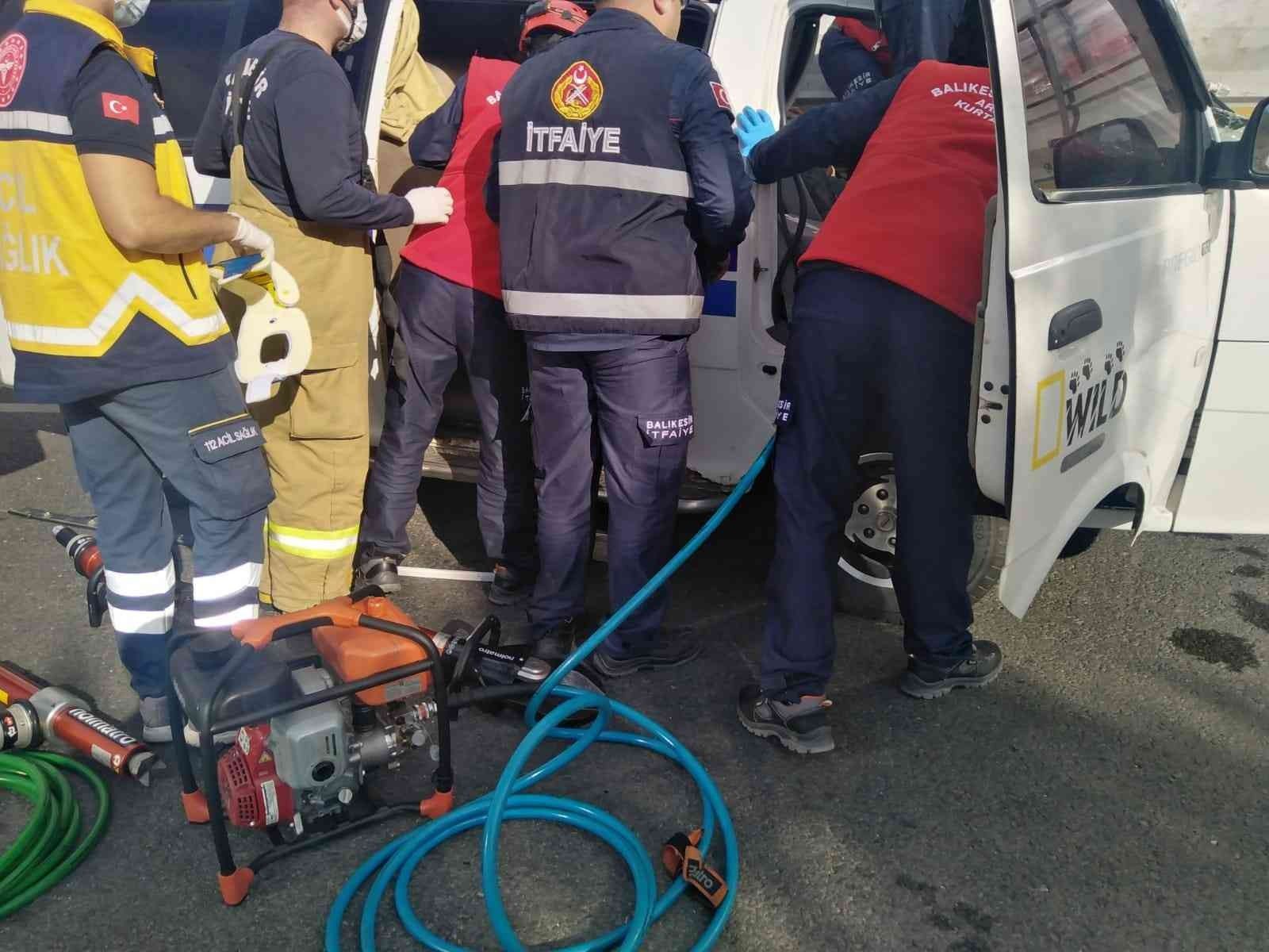 Balıkesir'de kamyonetle tır çarpışmasında 1 yaralı