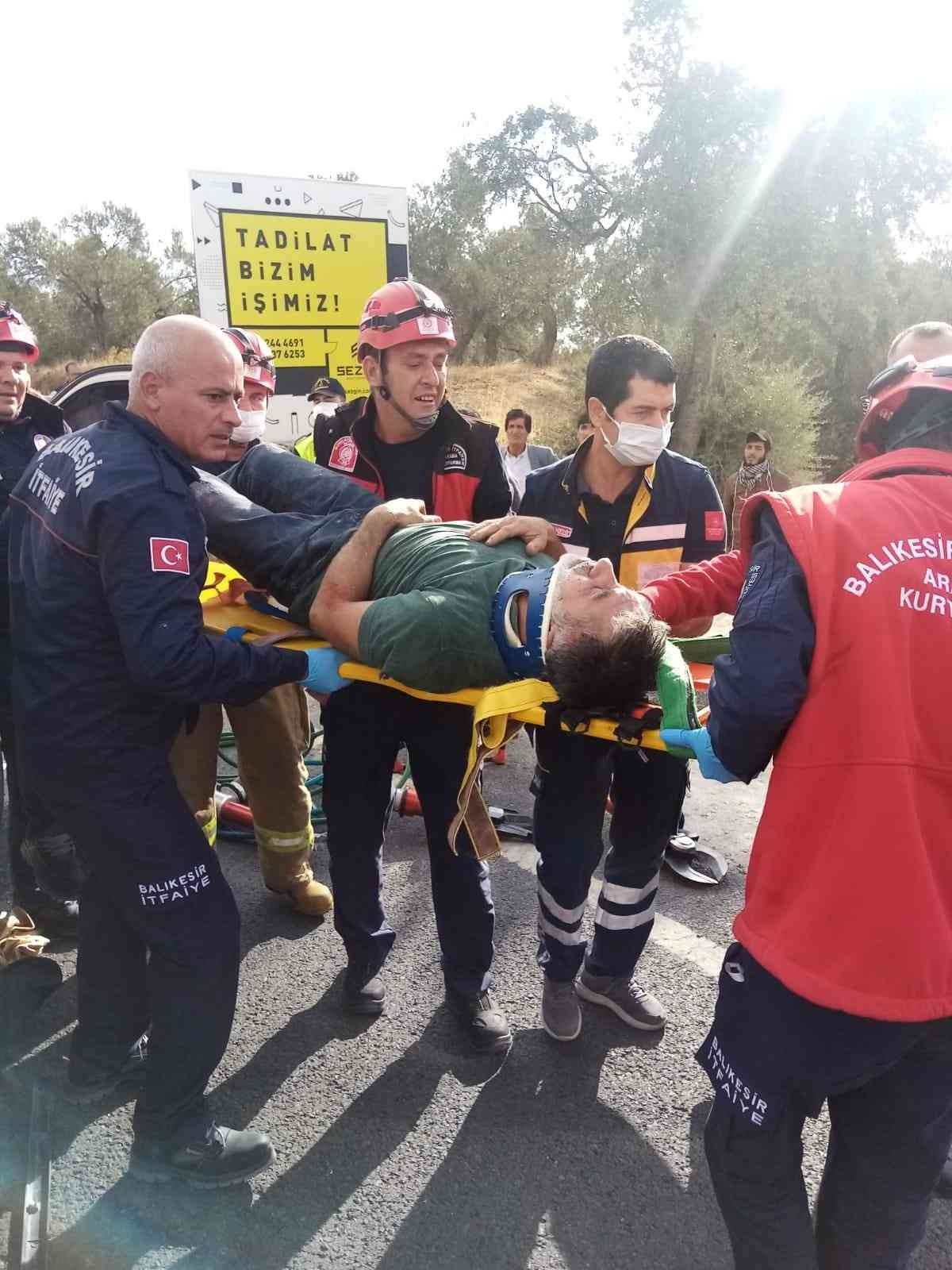 Balıkesir'de kamyonetle tır çarpışmasında 1 yaralı