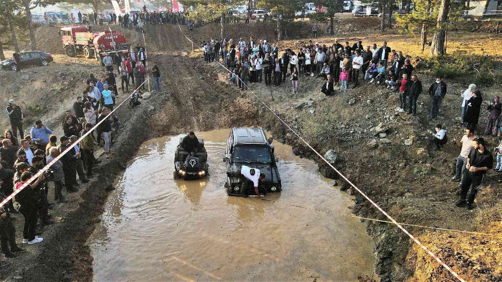 Başkan Yavaş'ın çamura saplanan aracı kurtarıldı