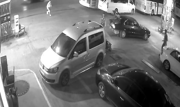 Bayan motosiklet sürücüsü önüne bindirdiği çocukla arabaya çarptı