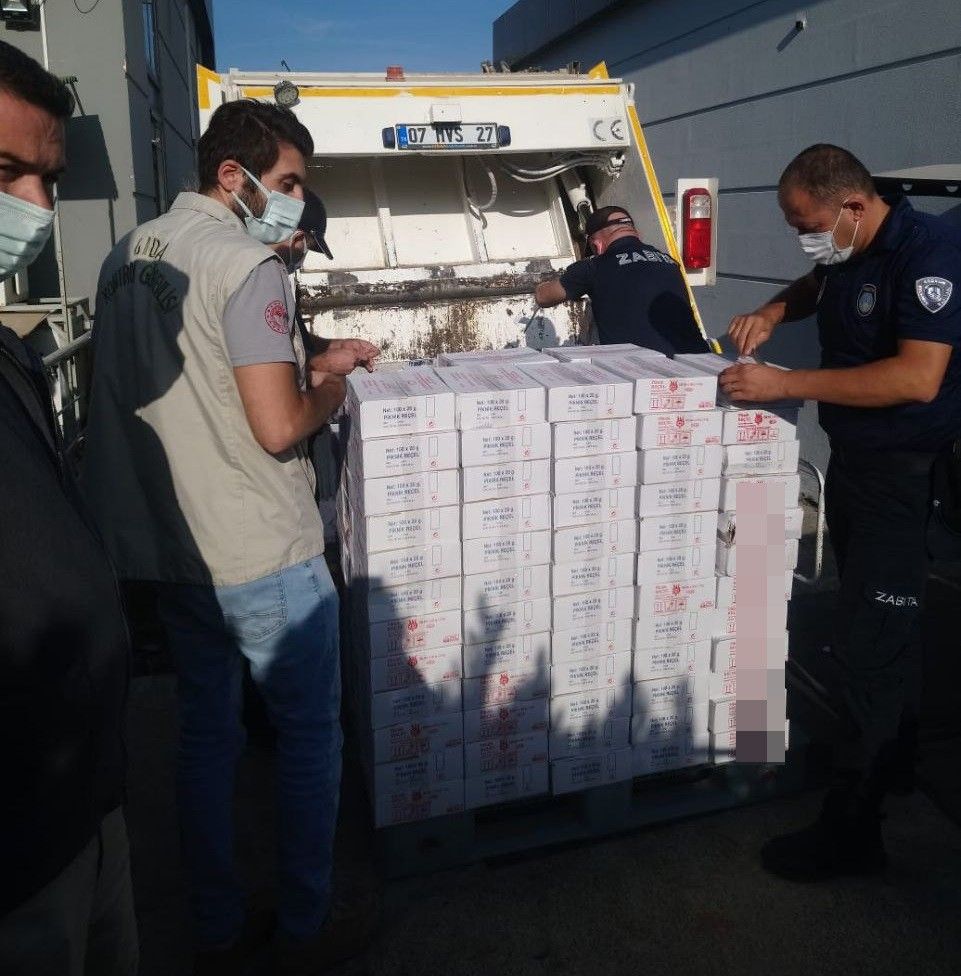Bodrum'da 1 ton tarihi geçmiş gıda imha edildi